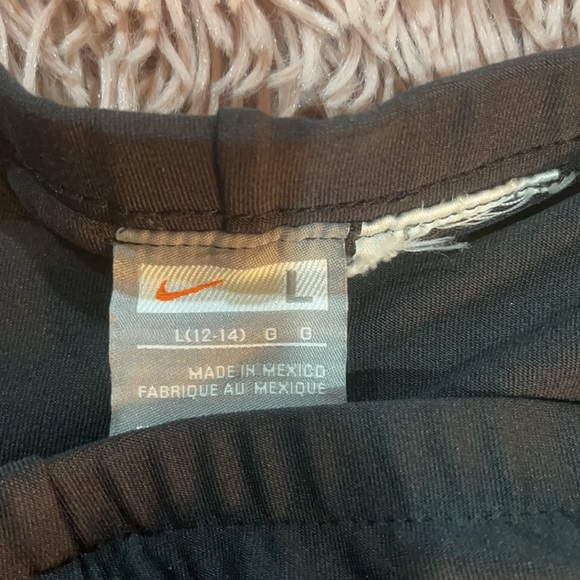 Women’s Nike shorts - Picture 2 of 3
